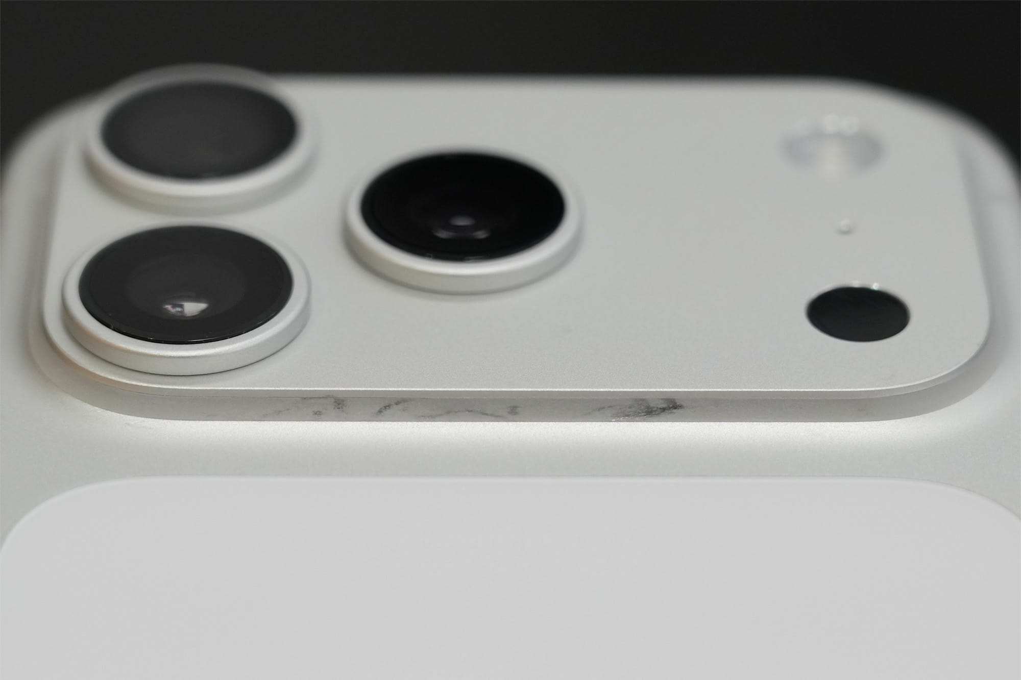 薄いカラーのモデルでもカメラ部分の下に傷や汚れ