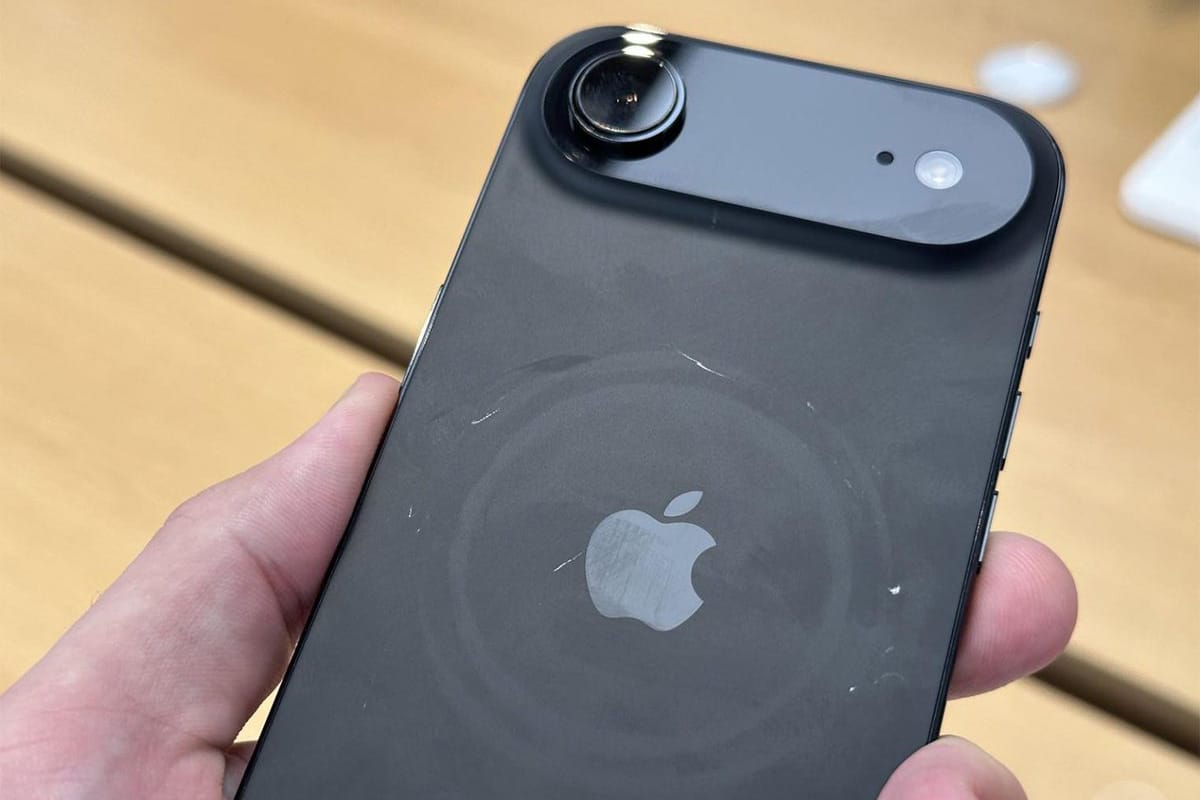 iPhone Air ブラックのMagSafeの跡と傷